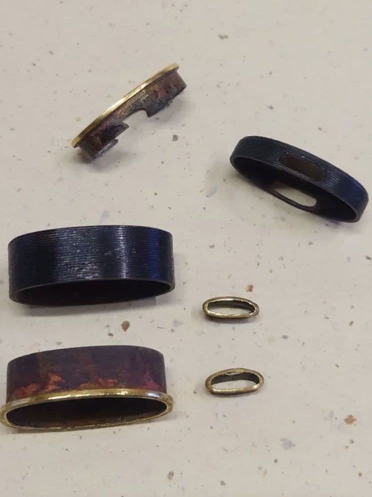 縁頭、赤銅地に筋模様、入れ子