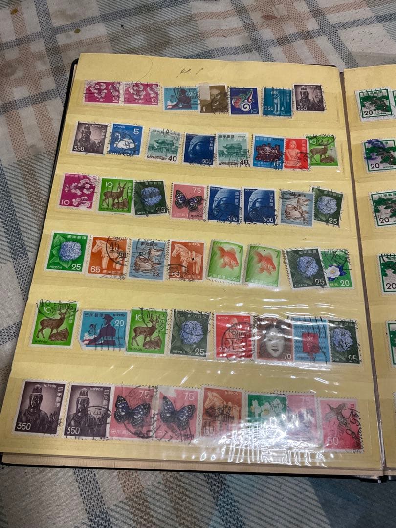 使用済み切手／日本と外国の混合　アルバムにビッシリシリーズ1。【昭和レトロ】。