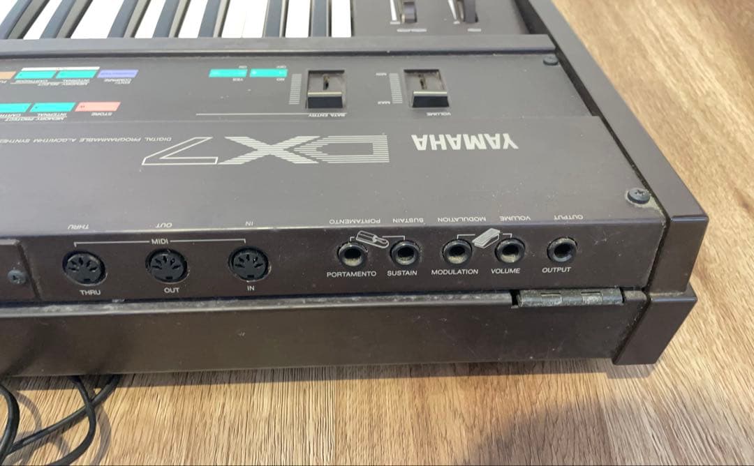 ヤマハ シンセサイザー DX7 ハードケース付き 61鍵盤 32音色