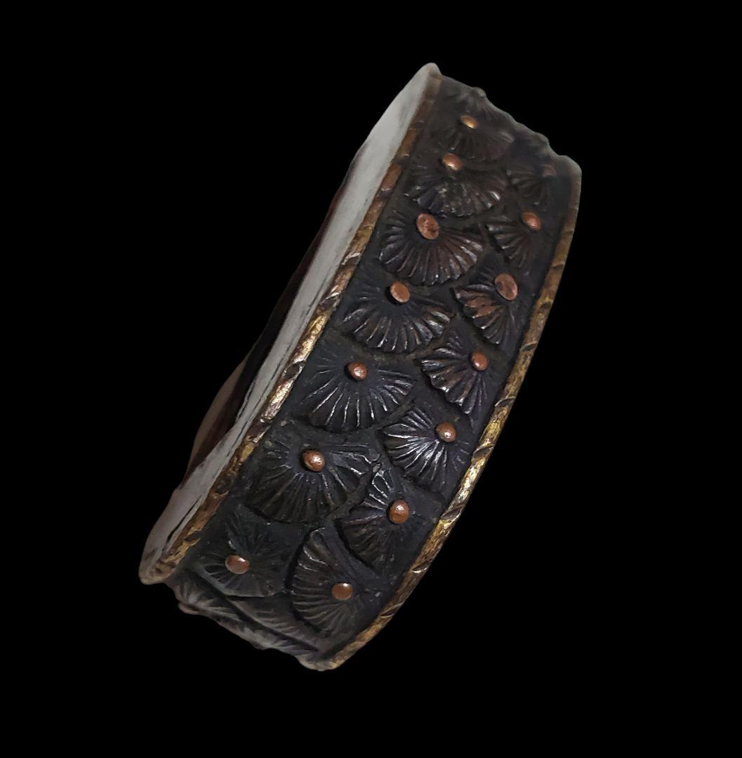 素晴らしい仕事の　縁金具　押合い菊の図　江戸時代