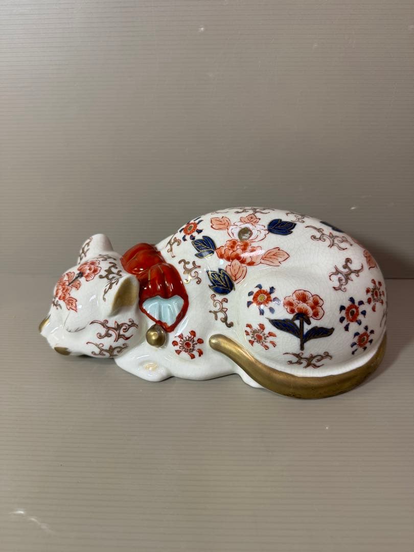 2780 伊万里　眠り猫　金鈴　 牡丹花文様　置物　縁起物