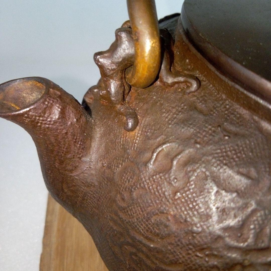 亀文堂造　鉄瓶　楼閣山水盛上紋様　霊芝銅持手