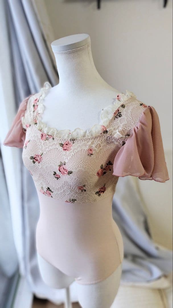 Ｓ～Ｍ／秘密の花園に咲く可憐なピンクの薔薇が可愛いピンクベージュ娘役レオタード