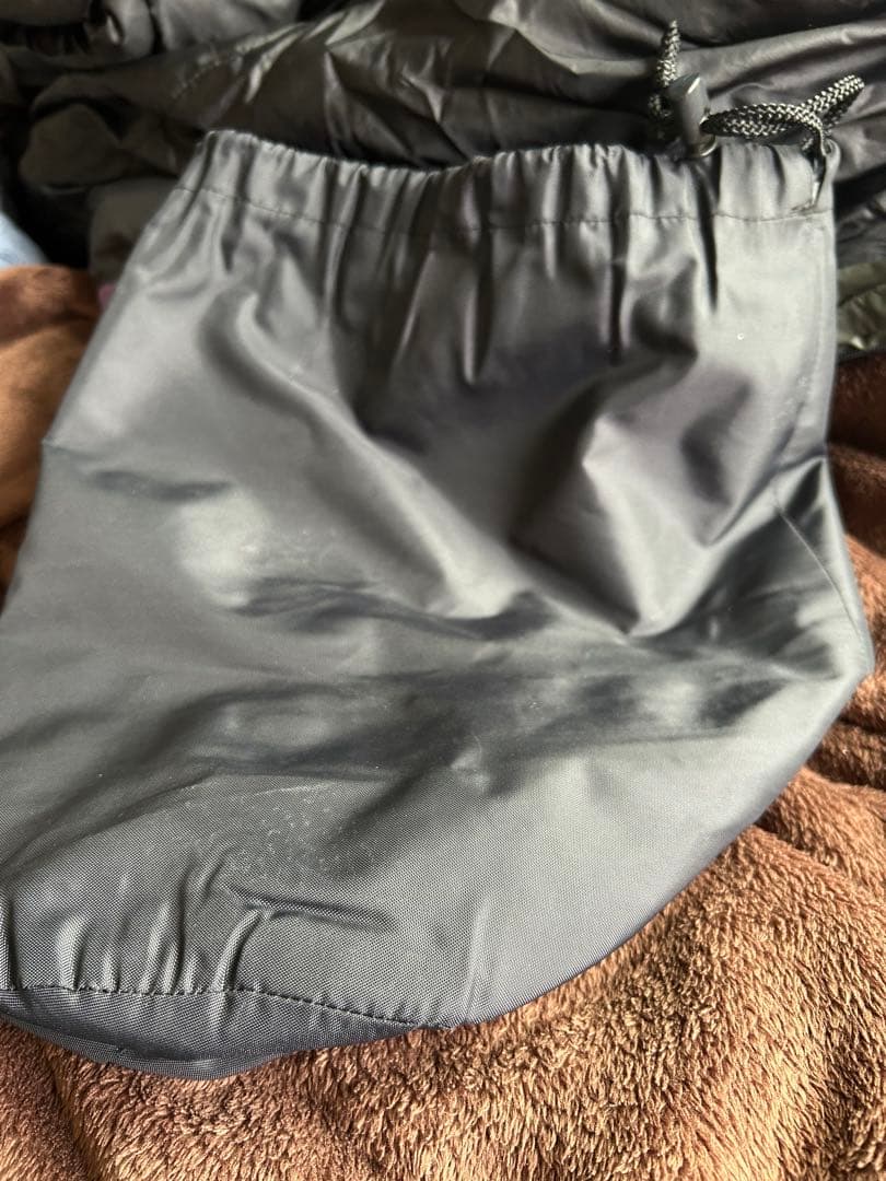 黒のナイロンシュラフ収納袋