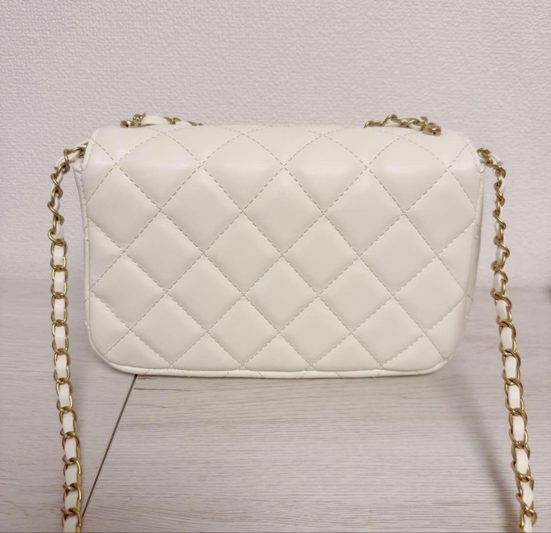 CHANEL キルティングショルダーバッグパールチェーン ロゴノベルティ
