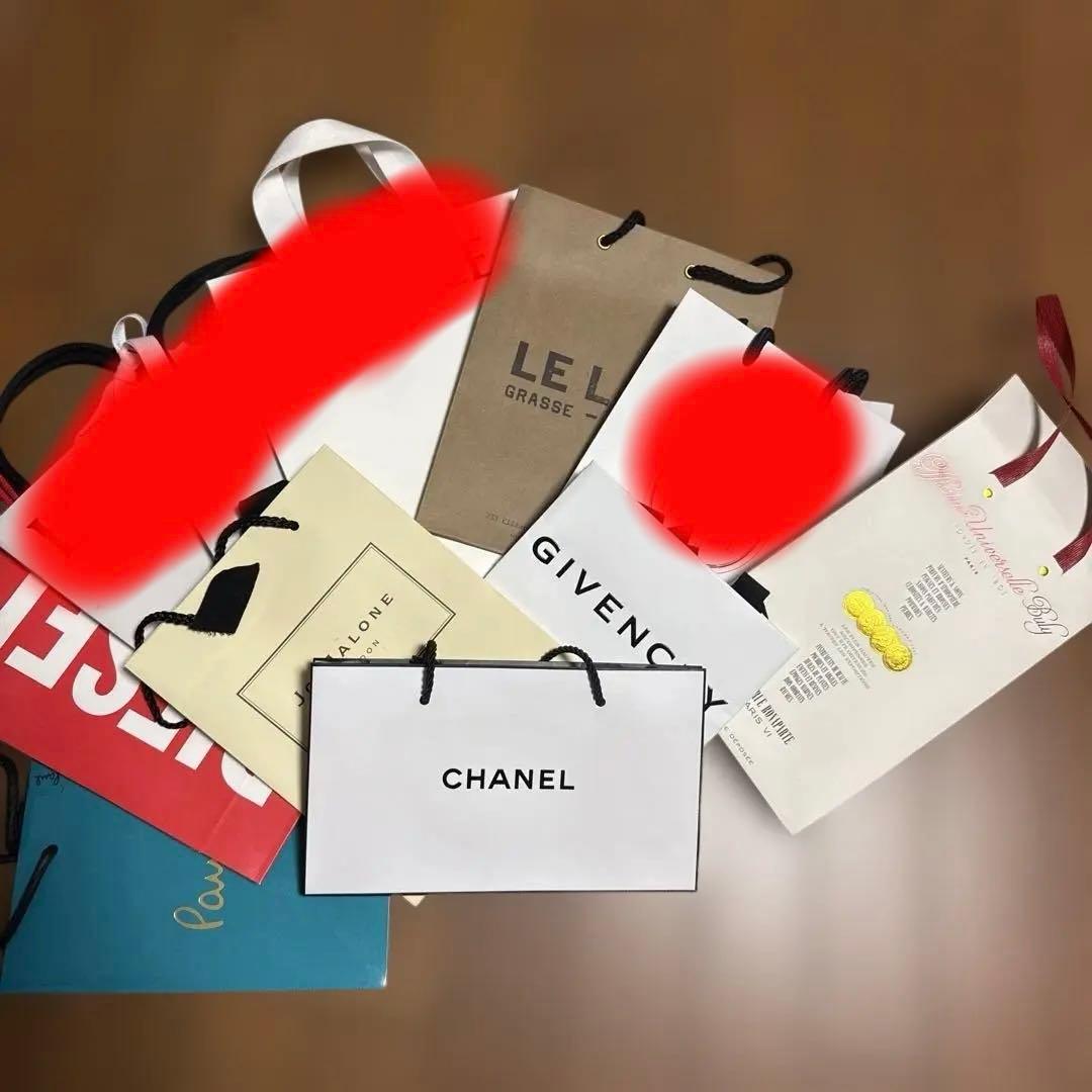 CHANELなどのブランドショッパー