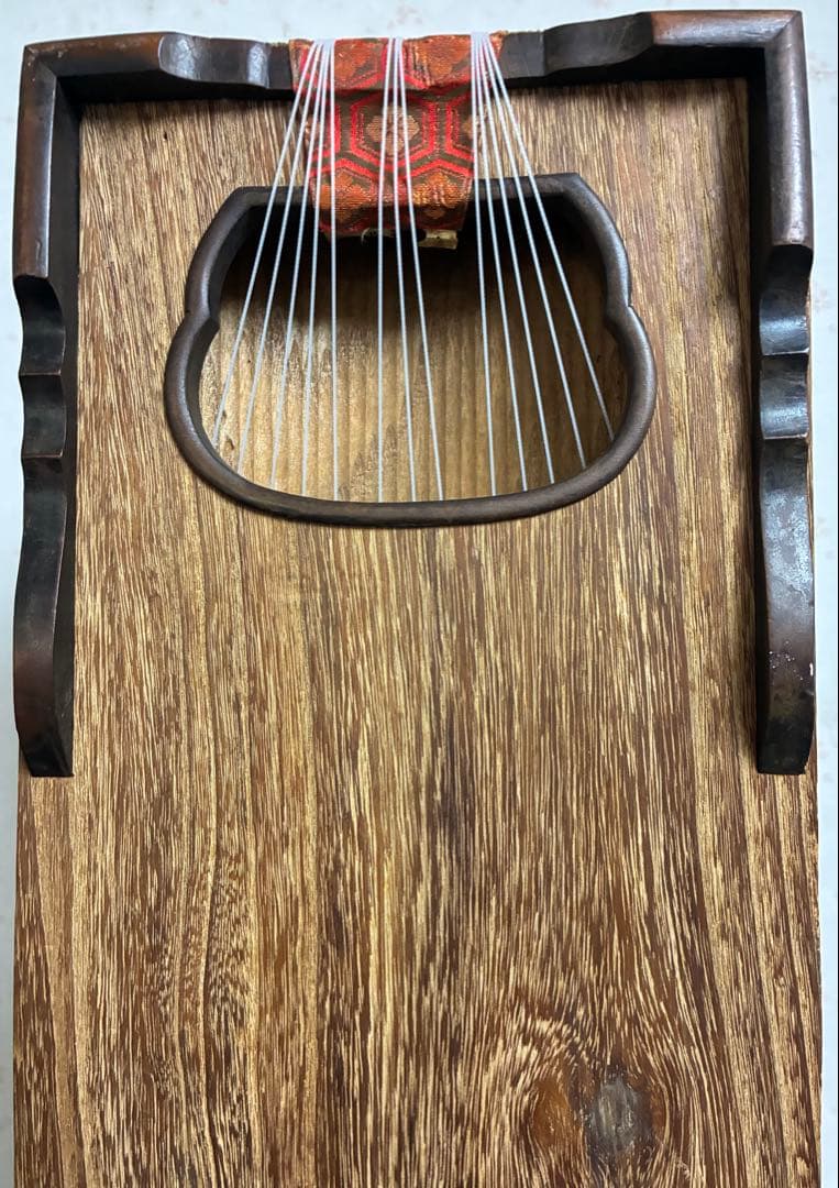 13弦お琴です。弦も新し目で、琴柱も付いて、音色の良く、琴柱の倒れた跡も少ない