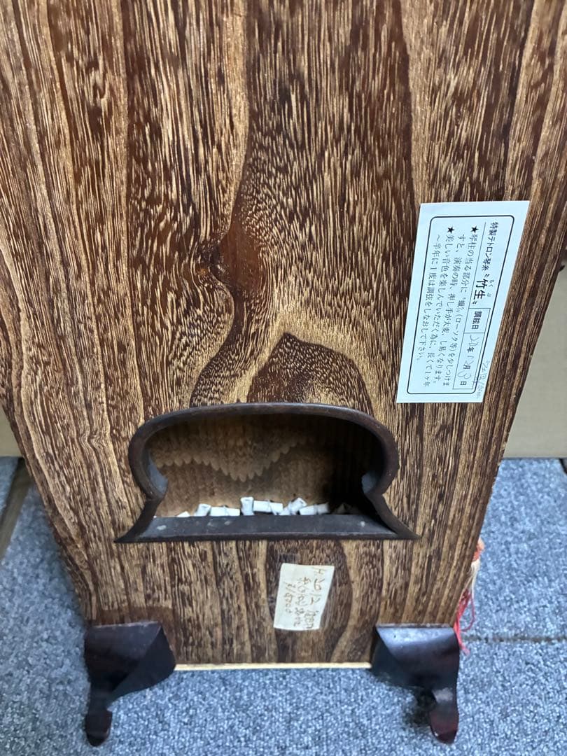 13弦お琴です。弦も新し目で、琴柱も付いて、音色の良く、琴柱の倒れた跡も少ない