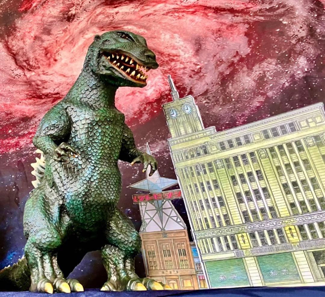 ウロコ・ゴジラ雛型レジンキット& 銀座書き割りセット完成品&特製ゴジラプレート￼