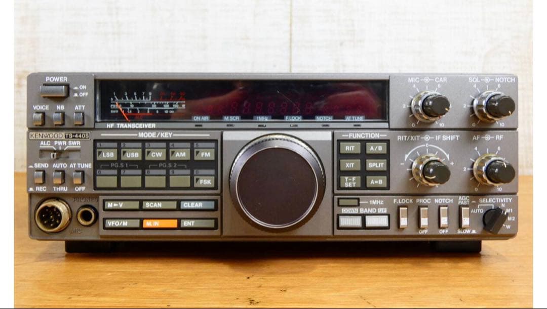 HF/VHF/UHF トランシーバー