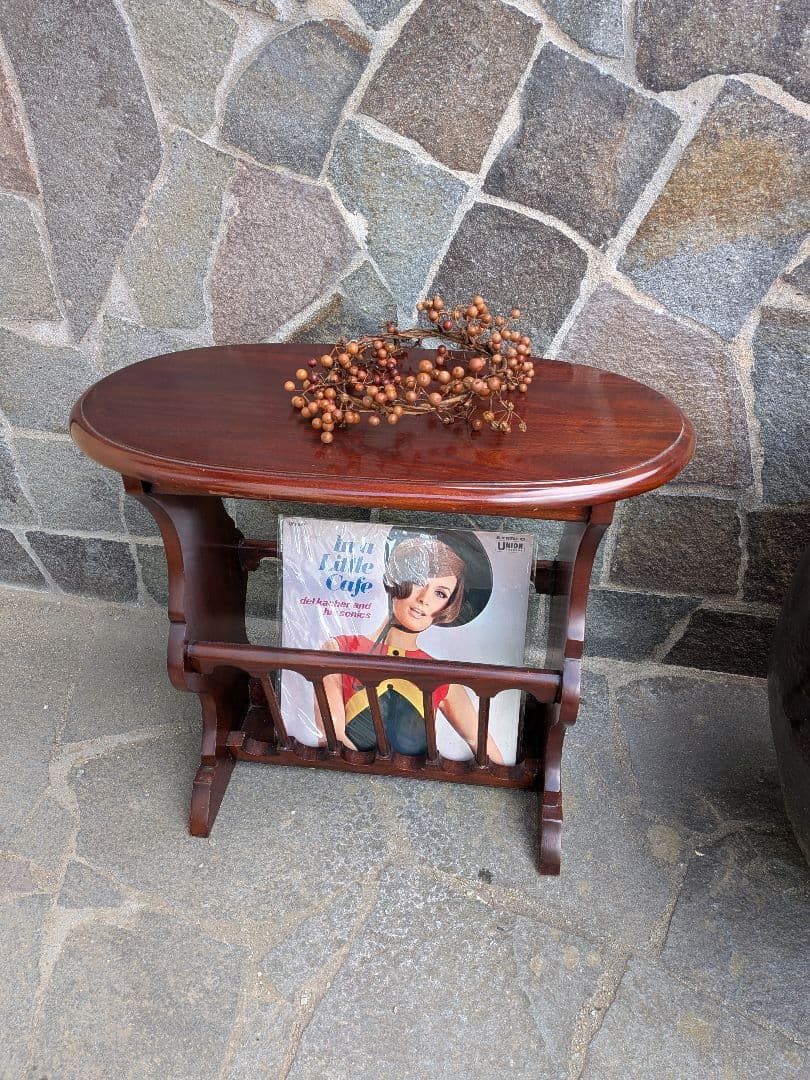 AI商品です。ミッドセンチュリー楕円形テーブル マガジンラックつき