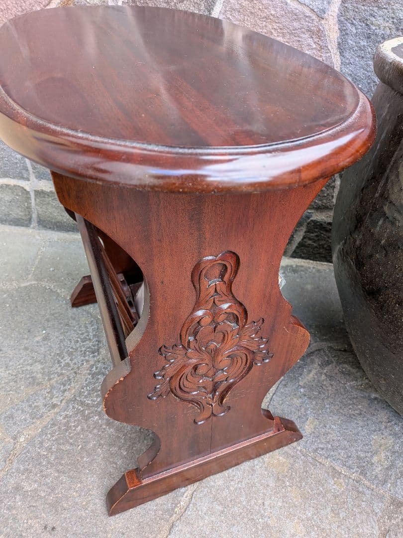 AI商品です。ミッドセンチュリー楕円形テーブル マガジンラックつき