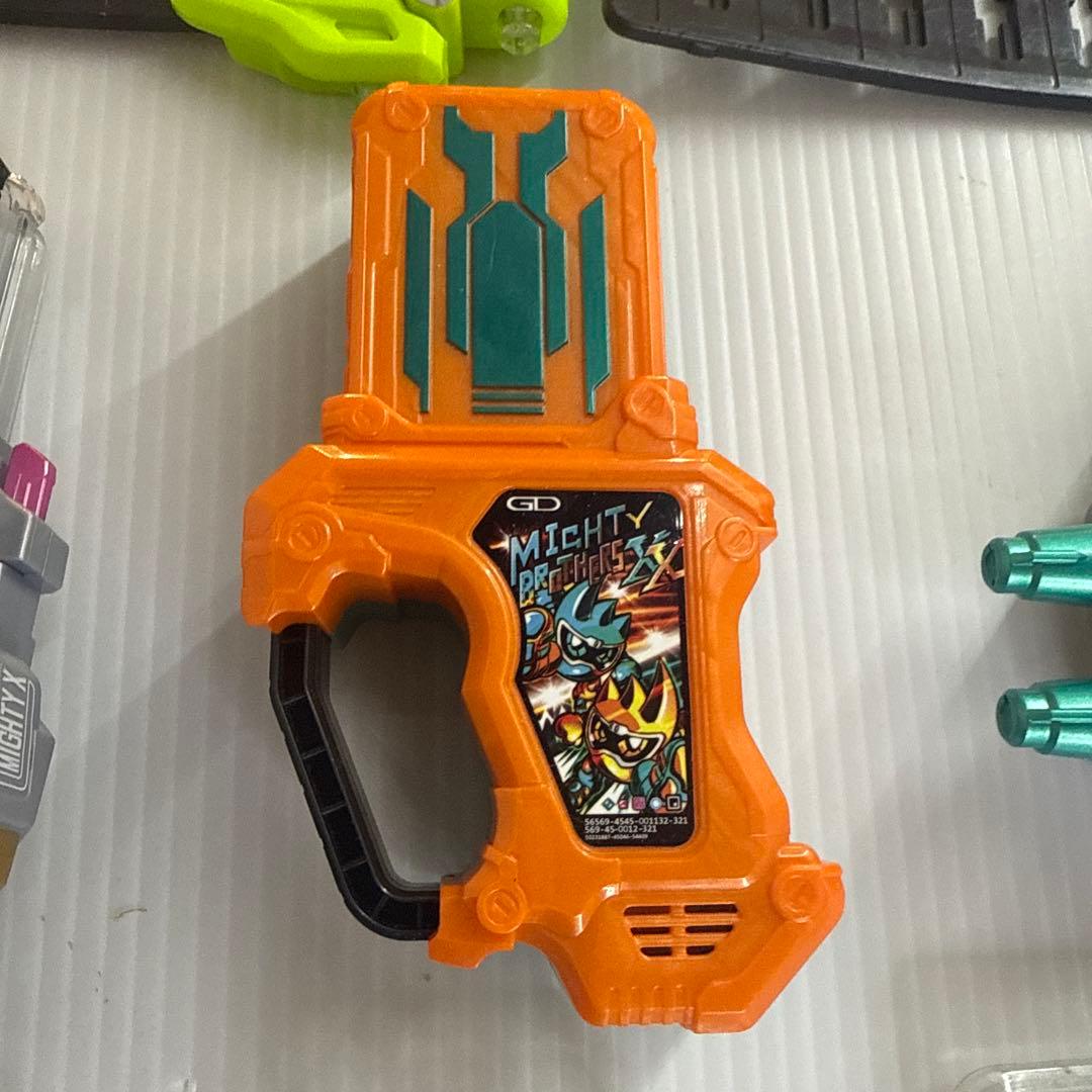 仮面ライダーエグゼイド　DXゲーマドライバー　& ガシャット　セット　♫