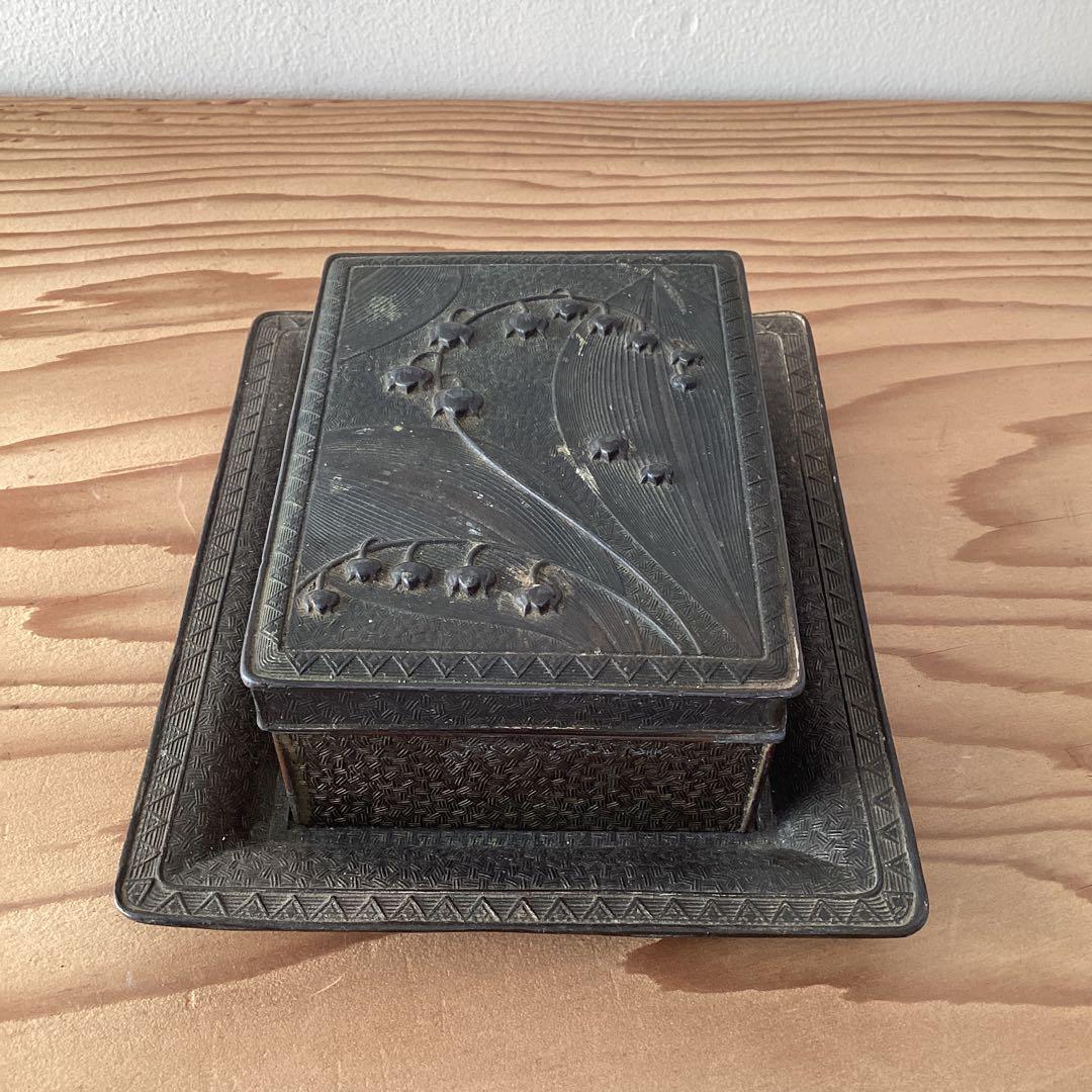 スズランの装飾の煙草入れ　煙草盆　小物入れ　受け皿付　鈴蘭　シガレットケース