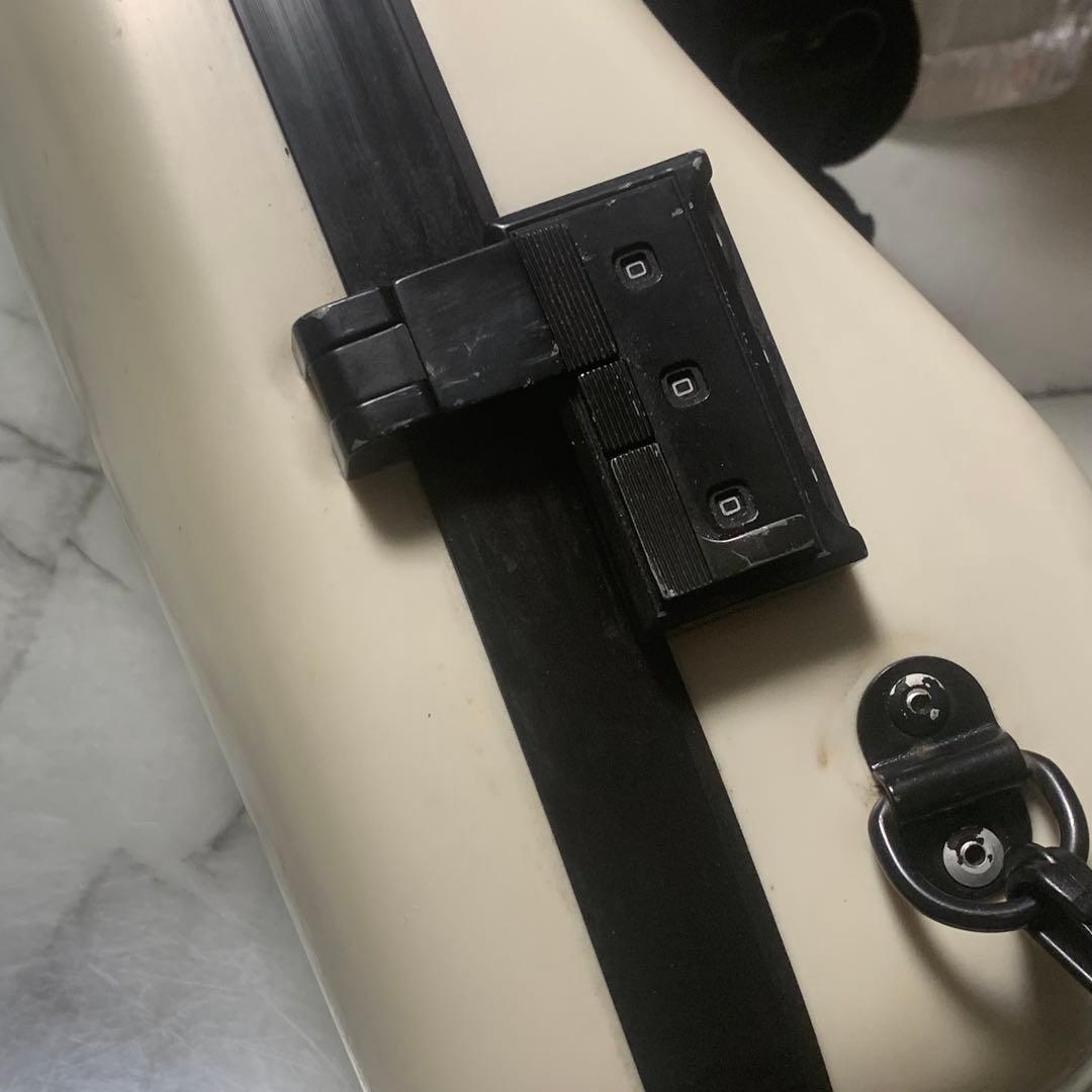 激安■bam ホワイト系 バイオリンケース半月型4/4　ロック機能付き■傷あり