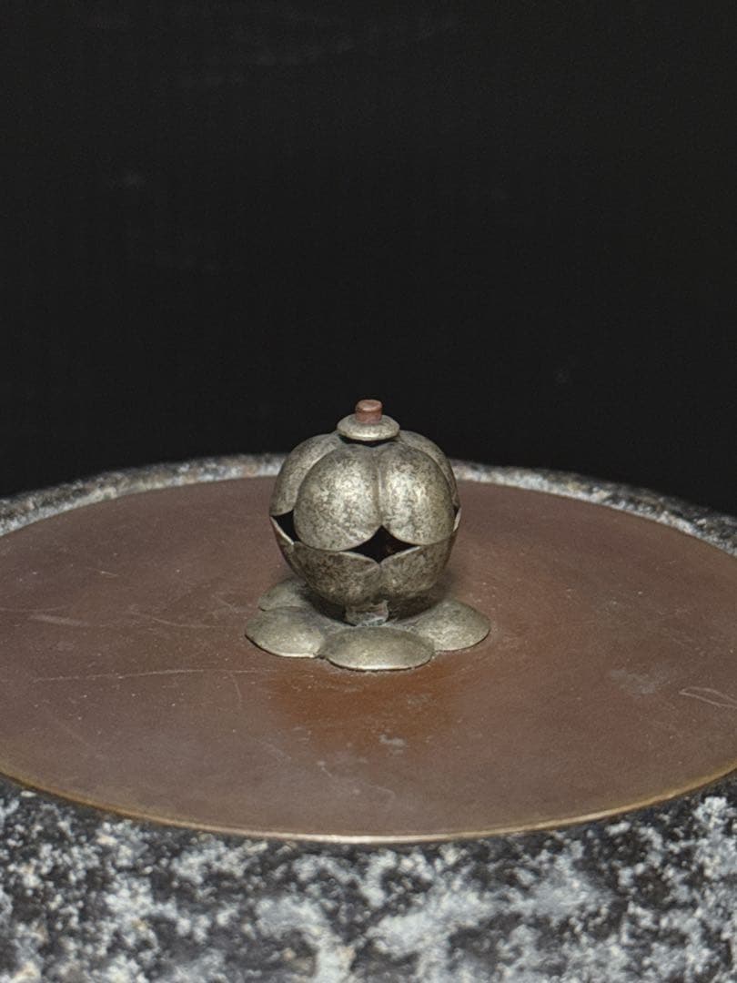 平安 泰山堂 造 白肌 金銀象嵌提手 平丸型 在款有 宣徳蓋 鉄瓶 茶道具