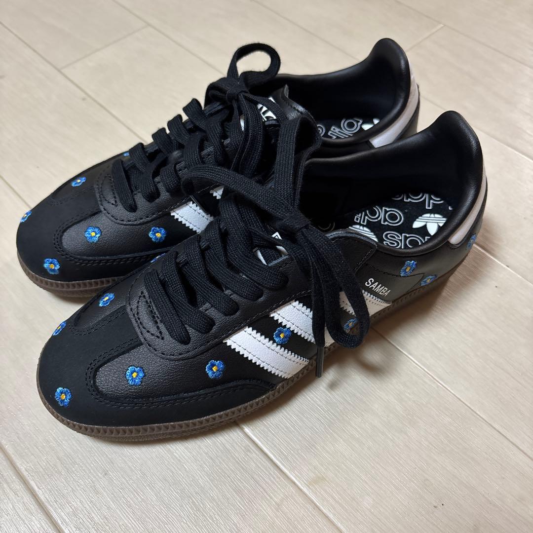 adidas ブラック スニーカー 花柄刺繍