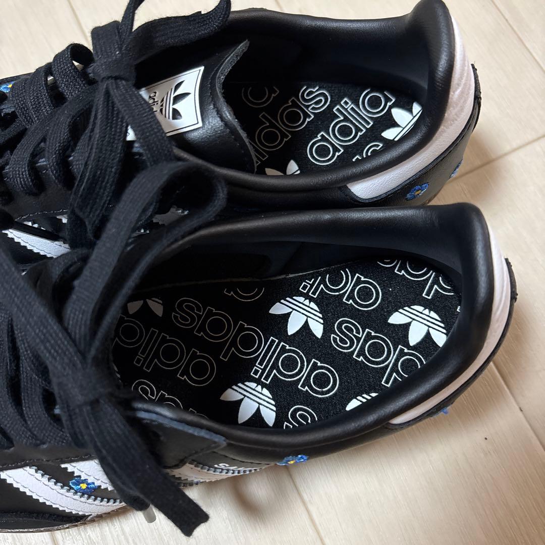 adidas ブラック スニーカー 花柄刺繍