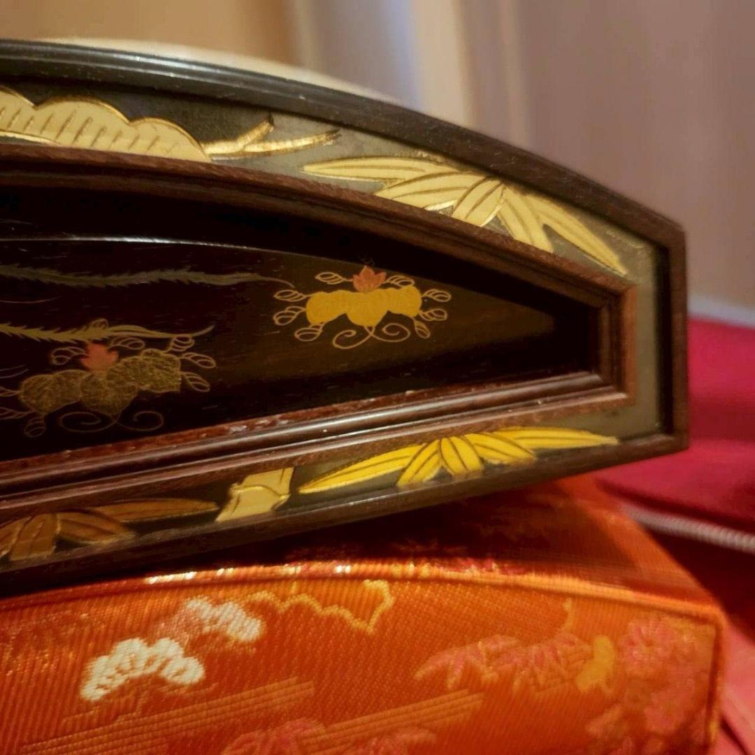 高級琴　綾杉彫り　くり甲　13弦 口前金装飾　竜舌金蒔絵