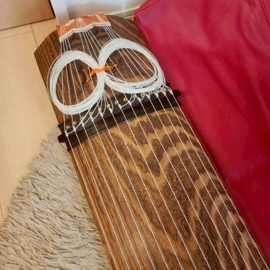 高級琴　綾杉彫り　くり甲　13弦 口前金装飾　竜舌金蒔絵