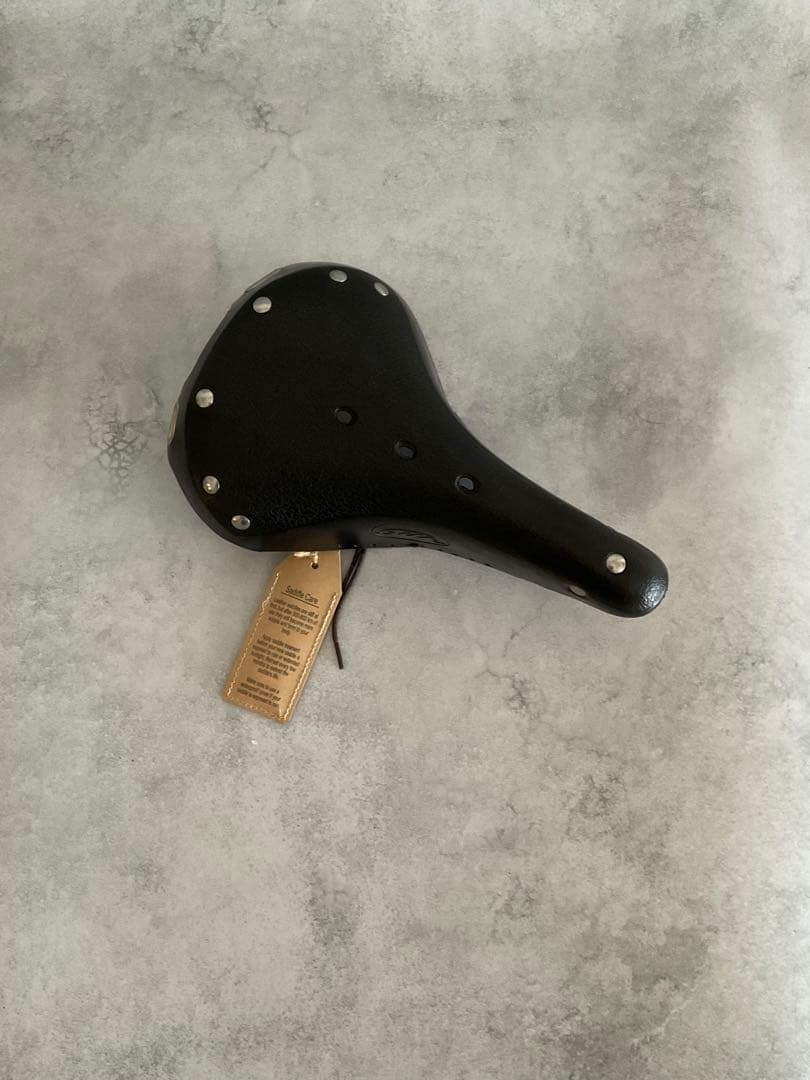 【またたび】新古品 革サドル Slik