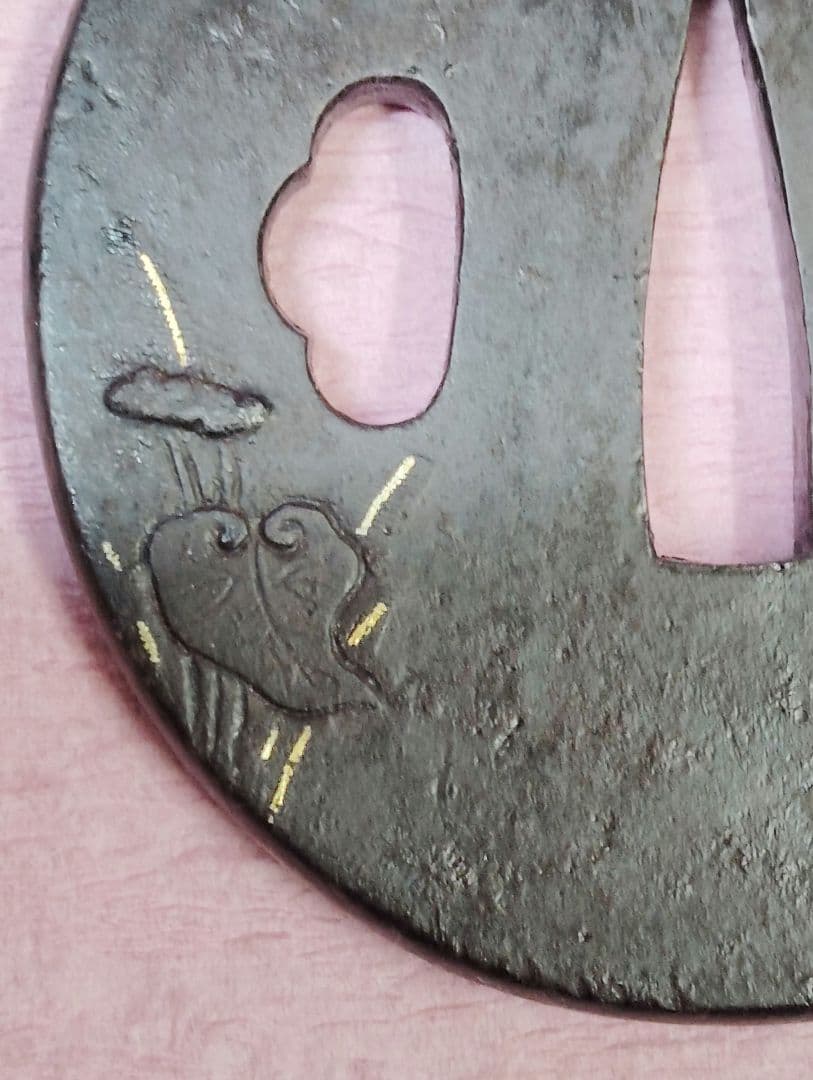 刀装具 鐔 鍔 無銘 鉄地 金象嵌 蝶 葵葉図 丸形鐔 時代物