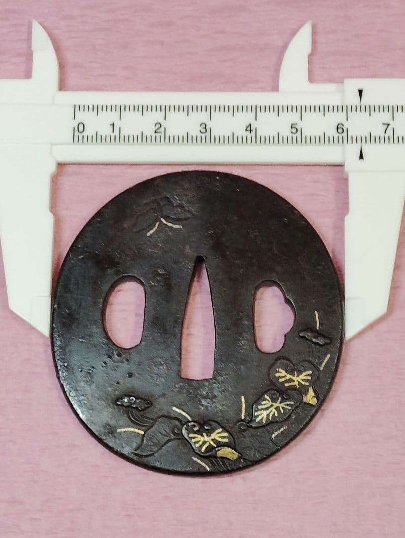 刀装具 鐔 鍔 無銘 鉄地 金象嵌 蝶 葵葉図 丸形鐔 時代物