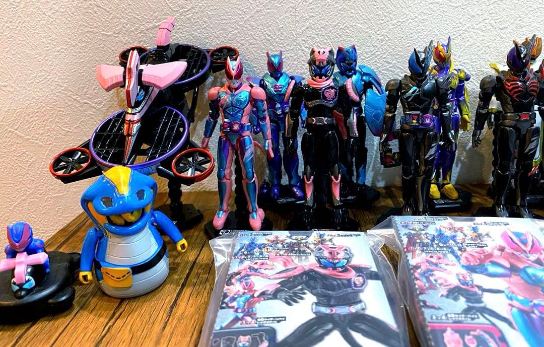 【仮面ライダー】装動 仮面ライダーリバイス セット