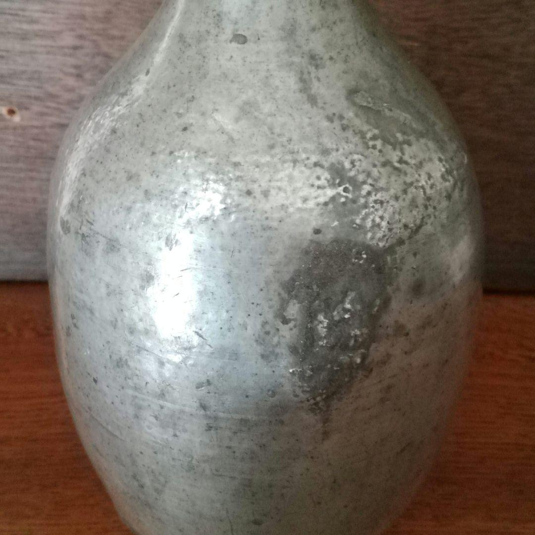 鈍い銀色　荒れた肌　枯れた錫の徳利　花活け　一輪挿し　江戸明治　水漏れあり