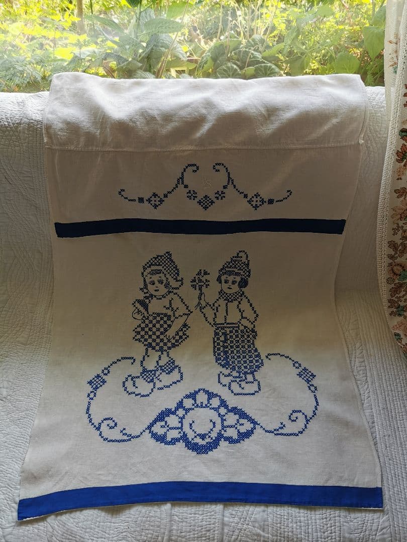 アンティーク オランダ 少女達の青糸刺繍リネン 縦長ドアカーテン 折返し幕パネル