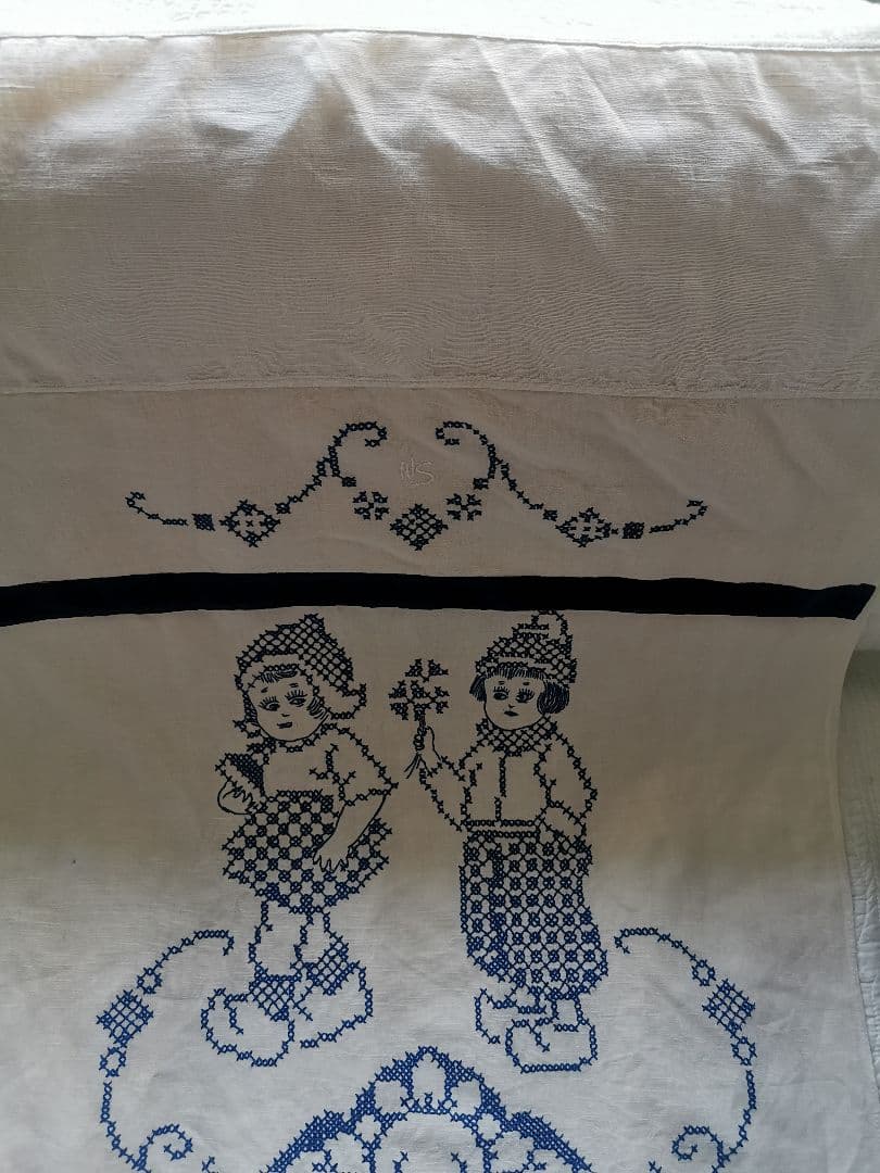 アンティーク オランダ 少女達の青糸刺繍リネン 縦長ドアカーテン 折返し幕パネル