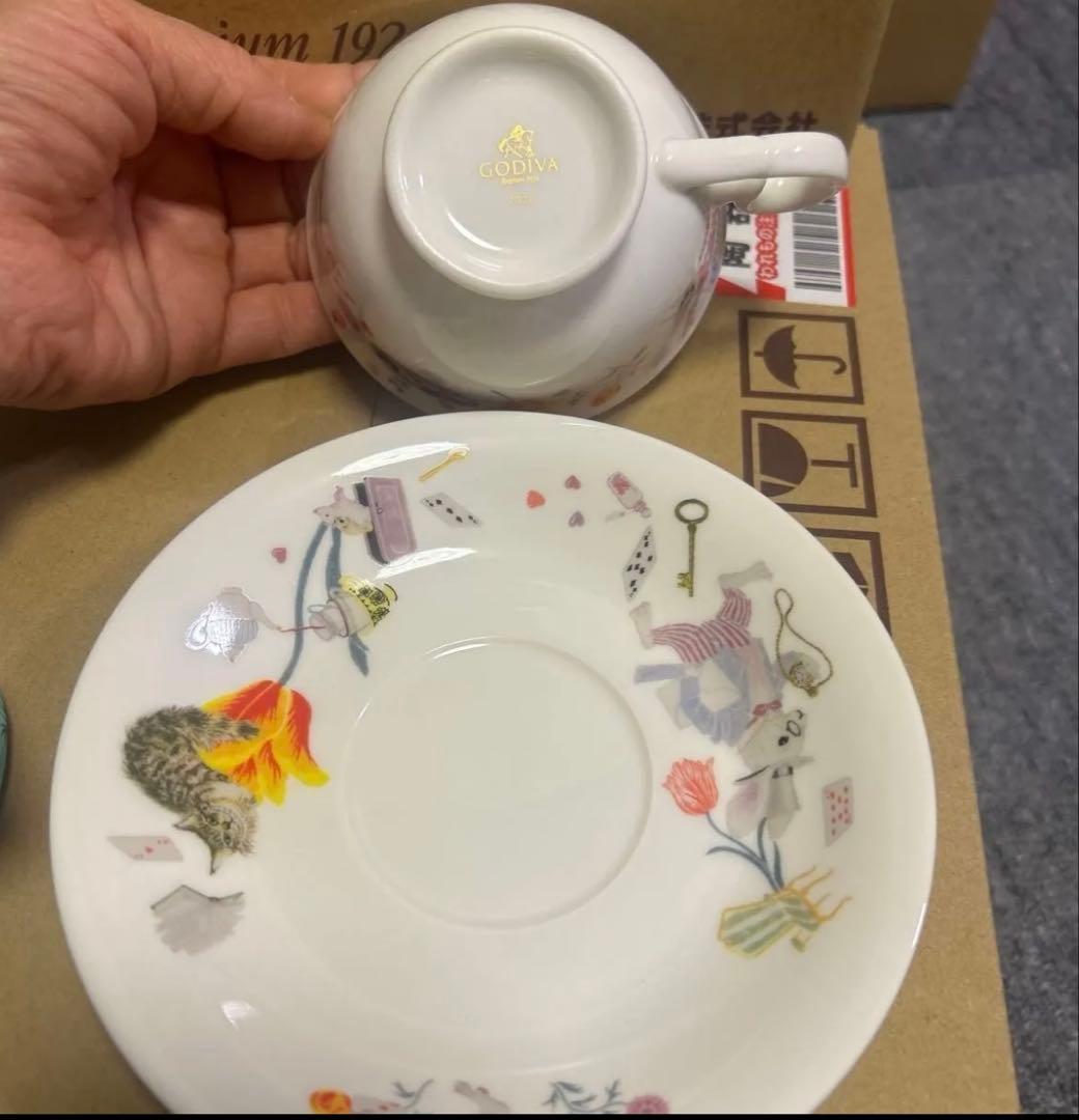 GODIVA ハート型ボックス チョコレート、カップ&ソーサーセット