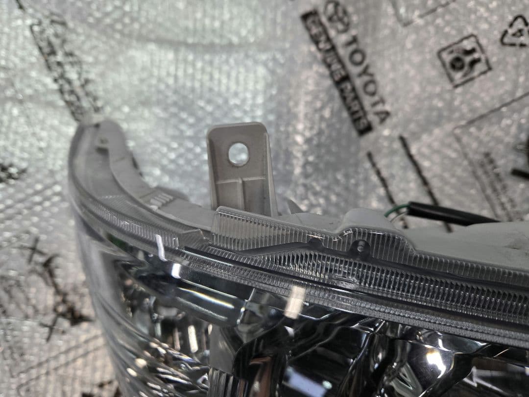 トヨタ　ハイエース　TRH200V　右LEDヘッドライト