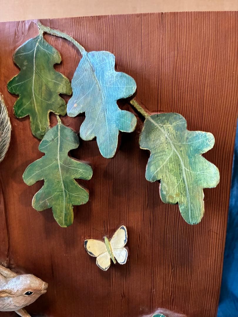 クヌギに登ってドングリを食べるリス　レリーフ　一枚板に浮き彫り