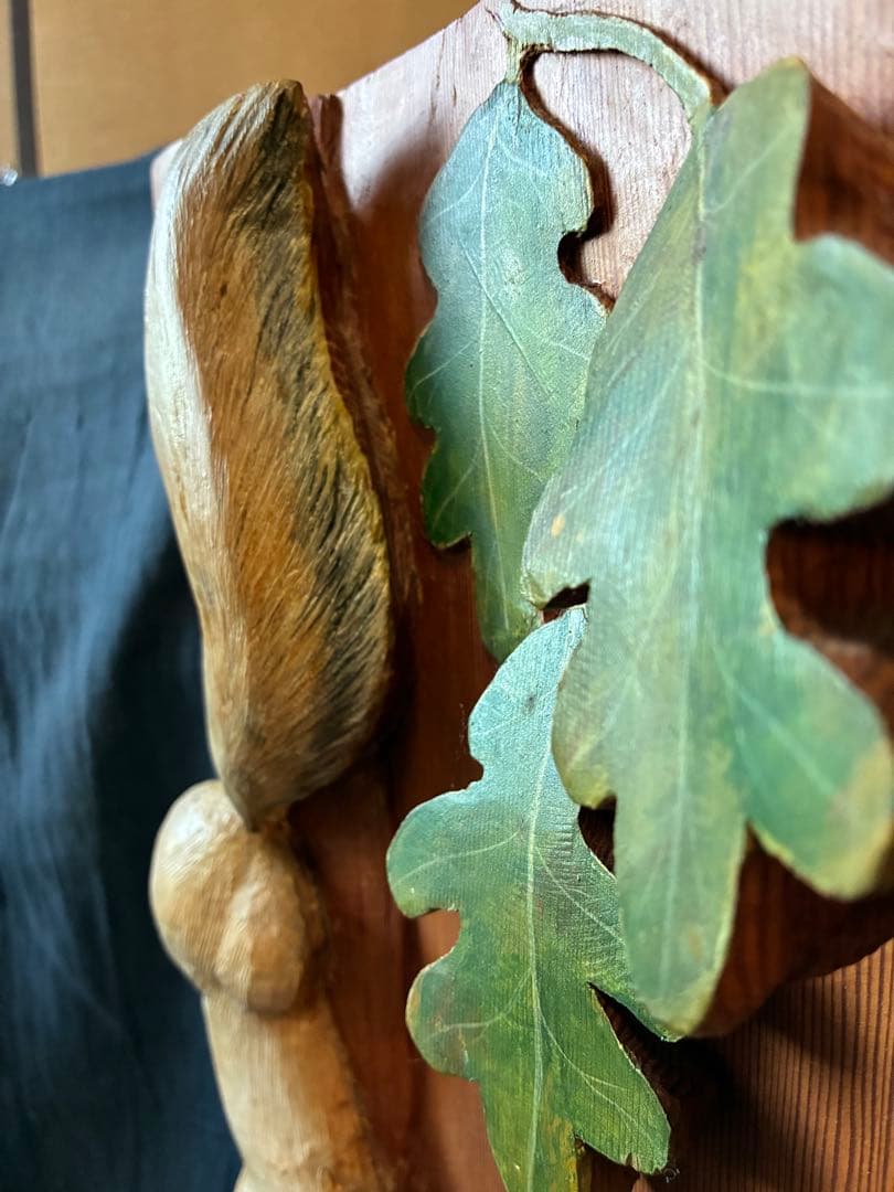 クヌギに登ってドングリを食べるリス　レリーフ　一枚板に浮き彫り