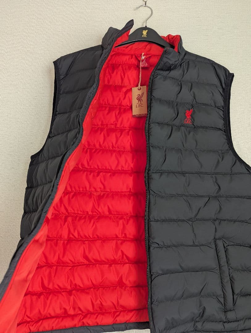 リバプールFC　黒ダウンベスト　Lサイズ　正規品　新品未使用