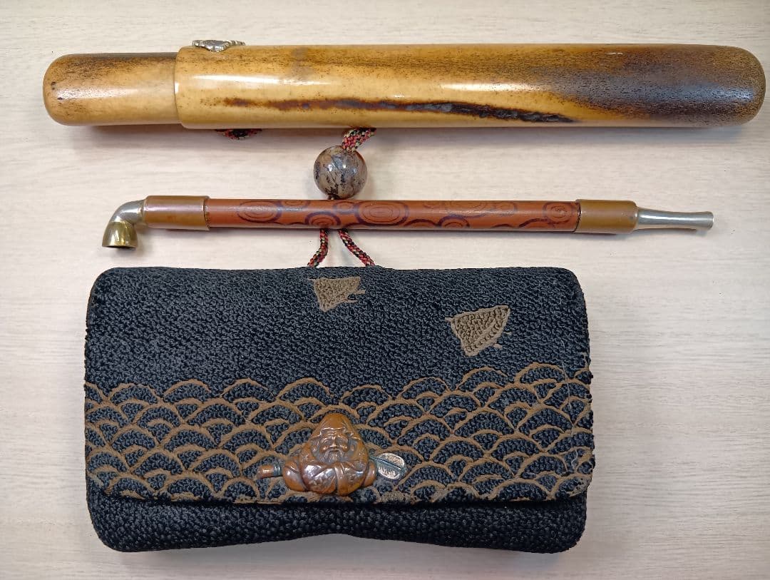 煙草入相良刺繍／達磨図前金具／美品煙管筒