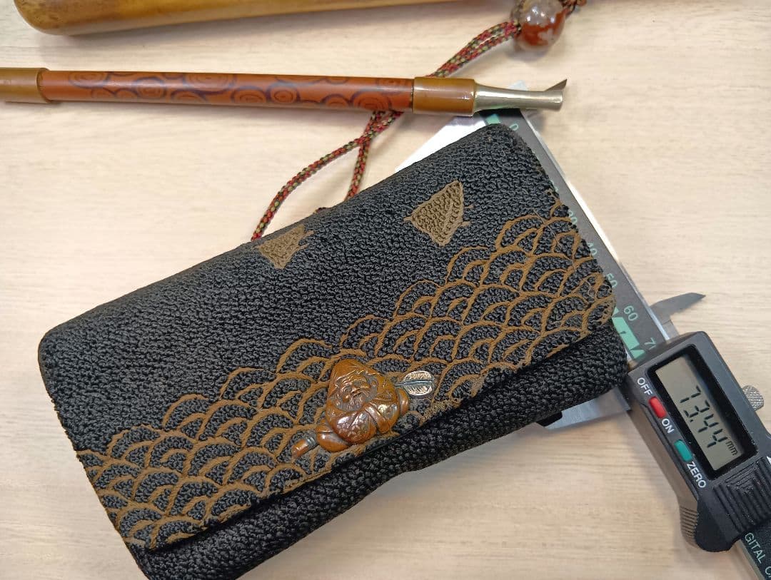 煙草入相良刺繍／達磨図前金具／美品煙管筒