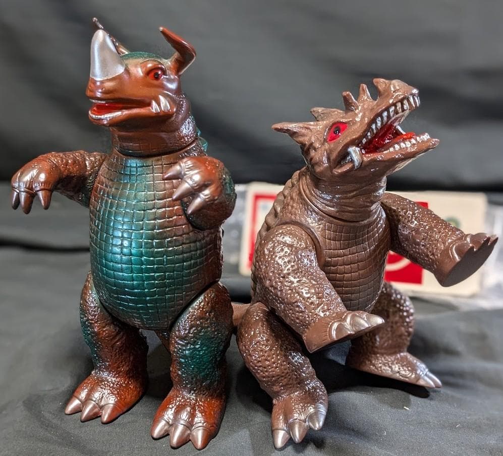 パゴス四足歩行版・ネロンガ（マルサン）ソフビフィギュア２体セット