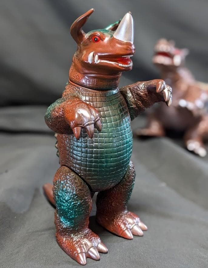 パゴス四足歩行版・ネロンガ（マルサン）ソフビフィギュア２体セット