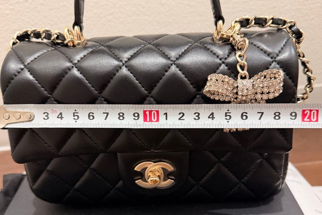 ノベルティ　ccロゴ　ブラック　キルティングバッグ　チャーム付き（取り外し可能）