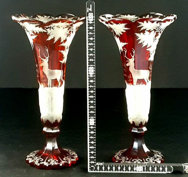 Y957 ボヘミアガラス グラヴィール 赤被せガラス 鹿と風景文花瓶 一対　こ