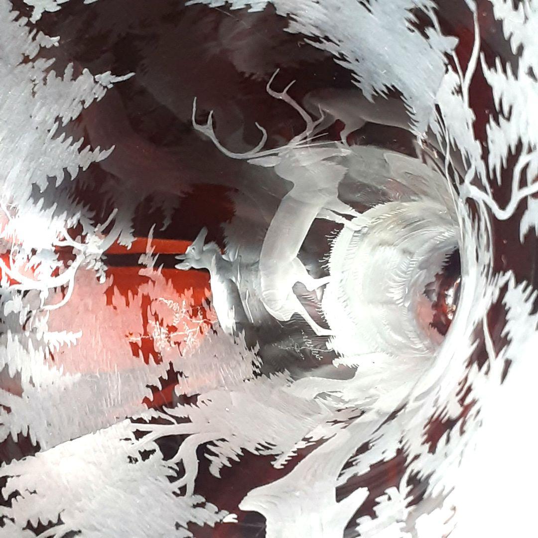 Y957 ボヘミアガラス グラヴィール 赤被せガラス 鹿と風景文花瓶 一対　こ