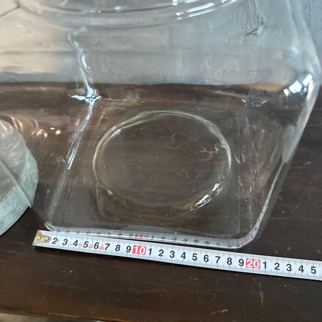 お値下げ‼️ヴィンテージ　ガラス製四角いジャー 金属蓋付き