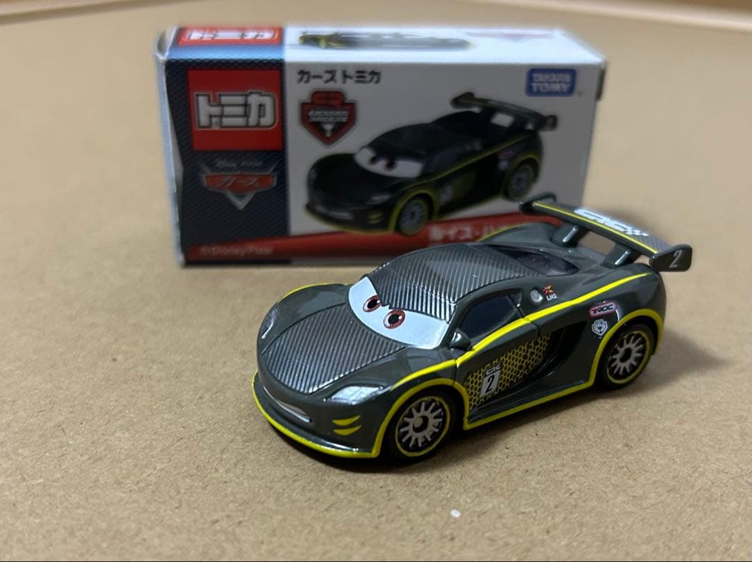 トミカ　カーズ　ルイス・ハミルトン(カーボンレーサータイプ)