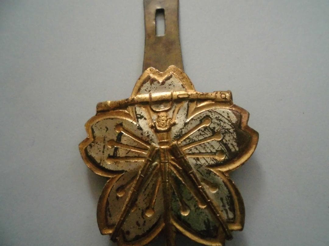 桜と遠測器の金属製装飾品　旧日本軍の砲兵観測徽章