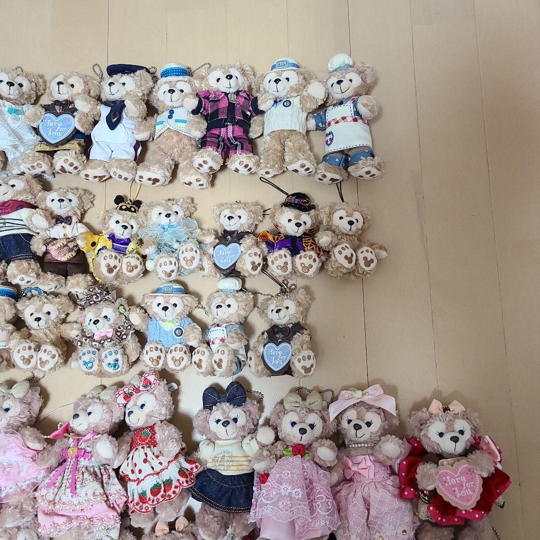 ダッフィーとシェリーメイのぬいぐるみ(88体)。