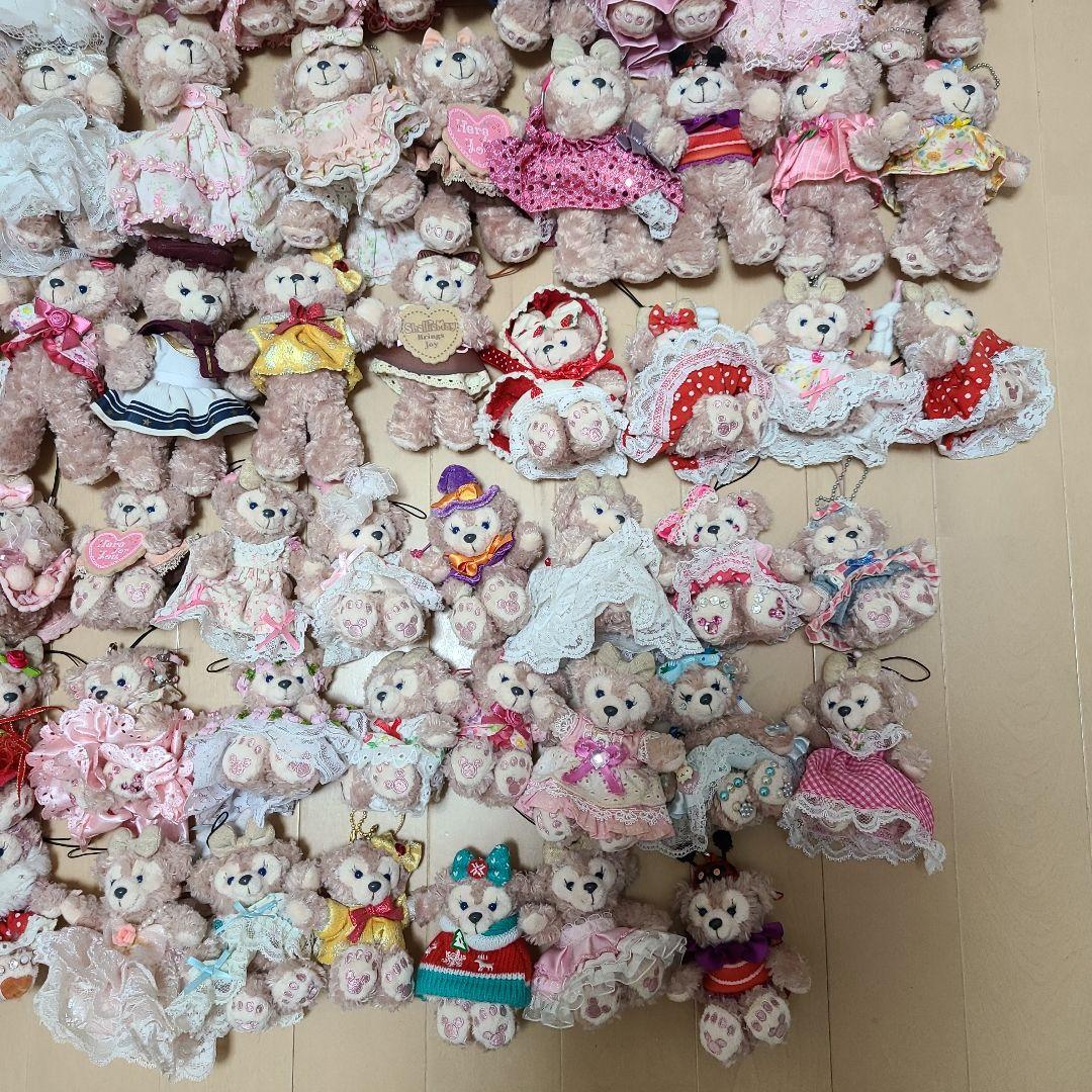 ダッフィーとシェリーメイのぬいぐるみ(88体)。