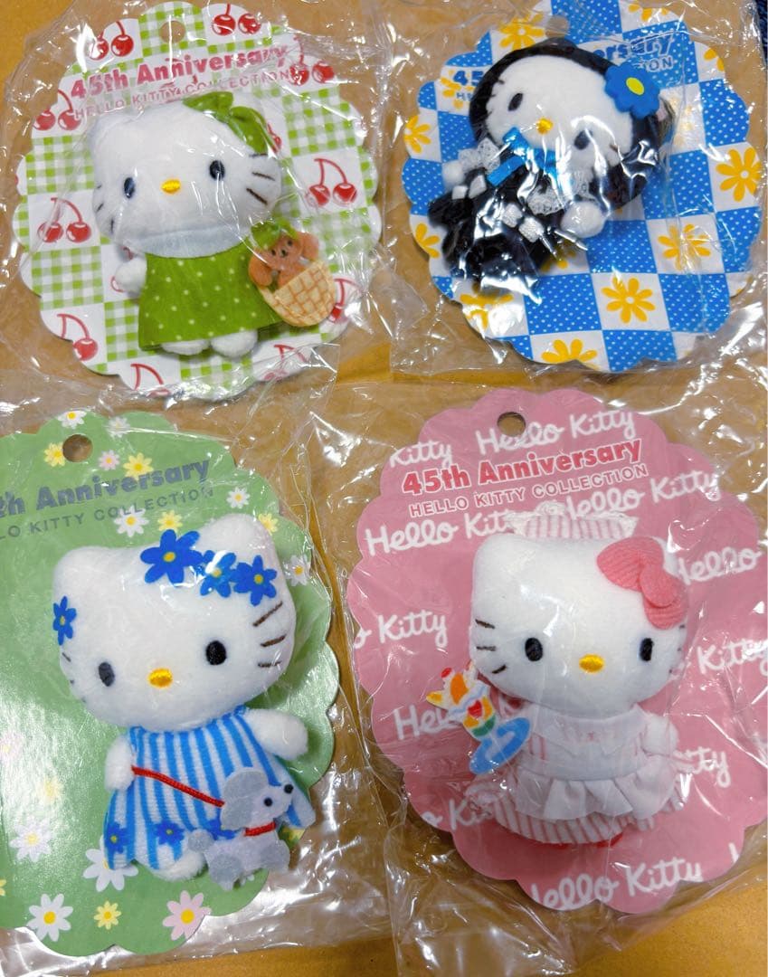 ハローキティ 45th anniversary ミニブローチ 4点set