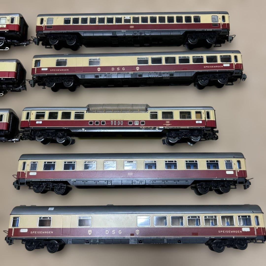 HOゲージ 鉄道模型 客車8両編成と機関車